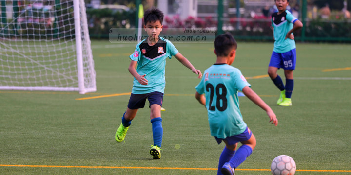 记分板显示主队3-1领先，倒计时剩余8分钟，全场球迷齐声呐喊。